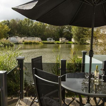 Mallard Lake South Cerney Ngoại thất bức ảnh