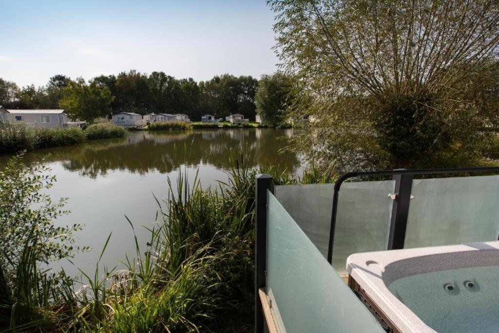 Mallard Lake South Cerney Ngoại thất bức ảnh