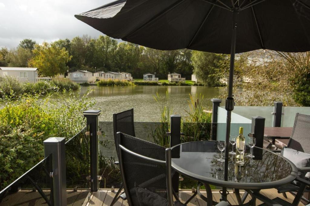 Mallard Lake South Cerney Ngoại thất bức ảnh