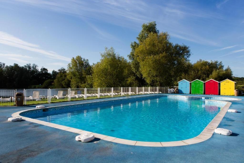 Mallard Lake South Cerney Ngoại thất bức ảnh